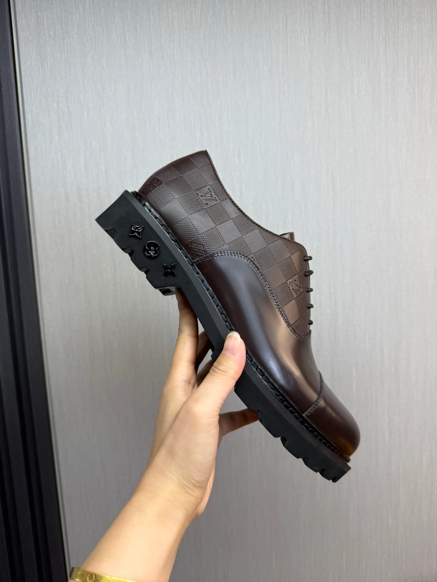 Men's shoes 💰900💰 LV. Men's casual lace-up leather shoes, the latest hot style 🔥 1:1 original purchase quality, top quality goods ⬆️The upper is imported open-edge beaded cowhide, cowhide, and cow suede. The hand-made three-dimensional stitching highlights the round toe design. The inner foot pads are all imported cowhide, with the original wear-resistant foam outsole, matching code 39-44, (38, 45 custom-made, non-refundable)
